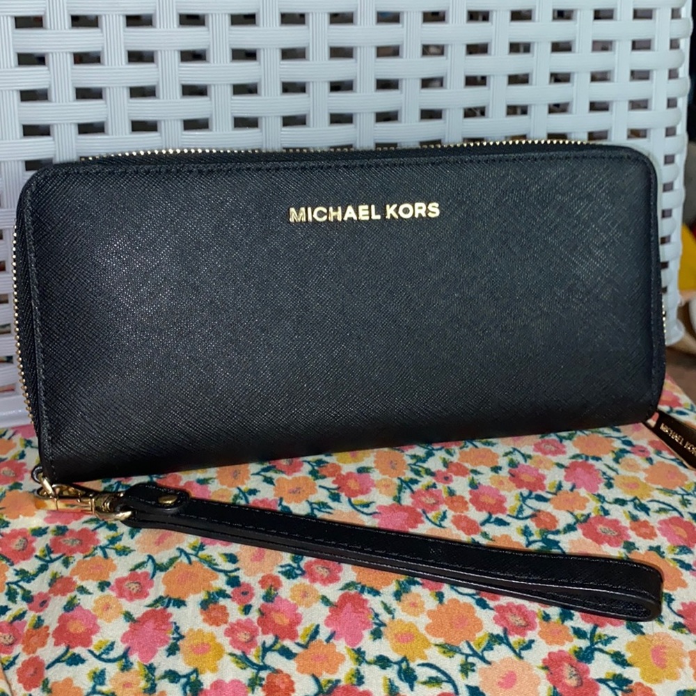 Michael Kors Black Jet Set Travel Flat Multifunction Leather Wallet
